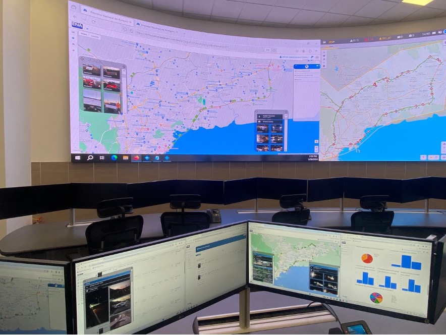 Centro de control operativo con GALGO desplegado en videowall y puestos de trabajo